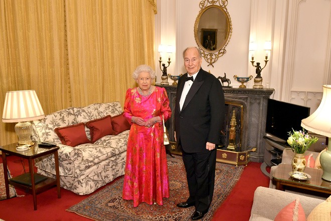Образ дня: королева Елизавета ІІ в ярко-розовом платье (ФОТО)