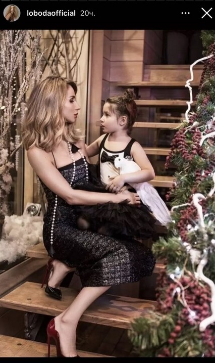 Светлана Лобода умилила фото с красоткой-дочкой в новогоднем декоре дома