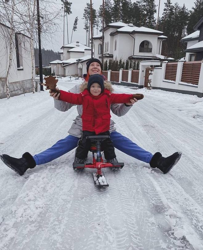 Светлана Тарабарова показала, как развлекает сына зимой 