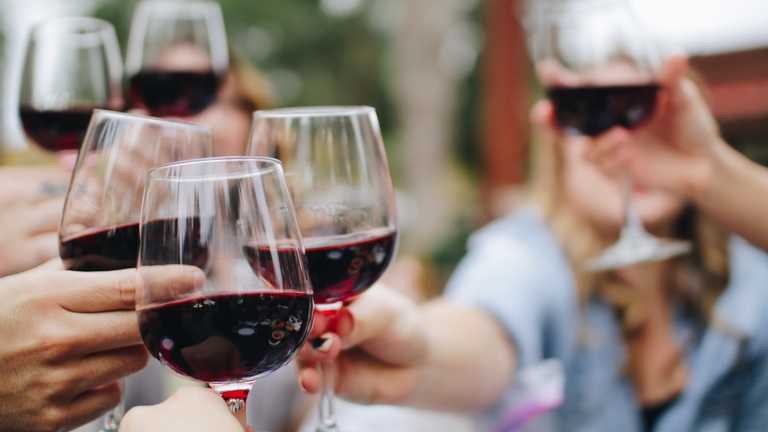 Алкоголь ни при чем: выяснили почему полезно вино