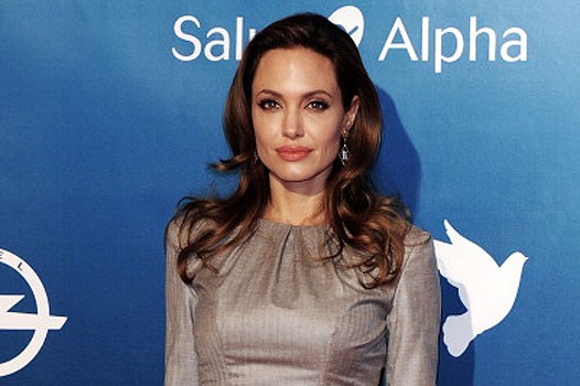 Анджелина Джоли высказалась о стрельбе Алека Болдуина