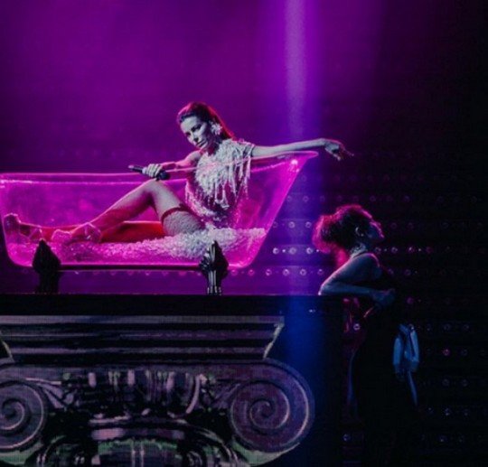 Ани Лорак покрасовалась на сцене в ванной (ФОТО)