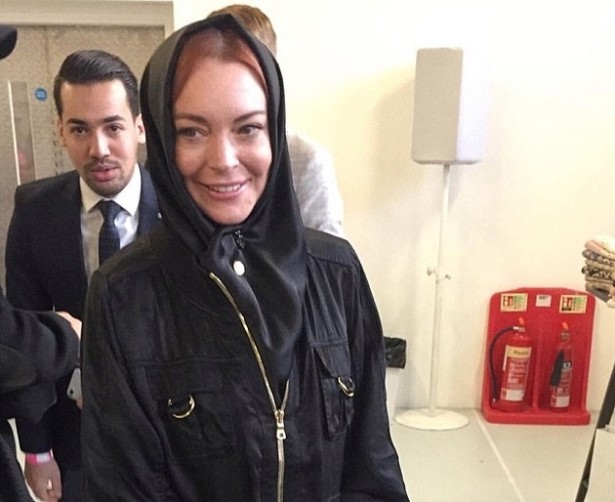 Сменила веру? Линдси Лохан пришла в хиджабе на модный показ в Лондоне (ФОТО)