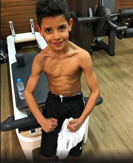 Криштиану Роналду — младший решил стать копией отца и фотографируется в любимых позах футболиста (ФОТО)