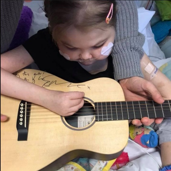 Эд Ширан пожертвовал своей гитарой, чтобы помочь маленькой поклоннице (ФОТО)