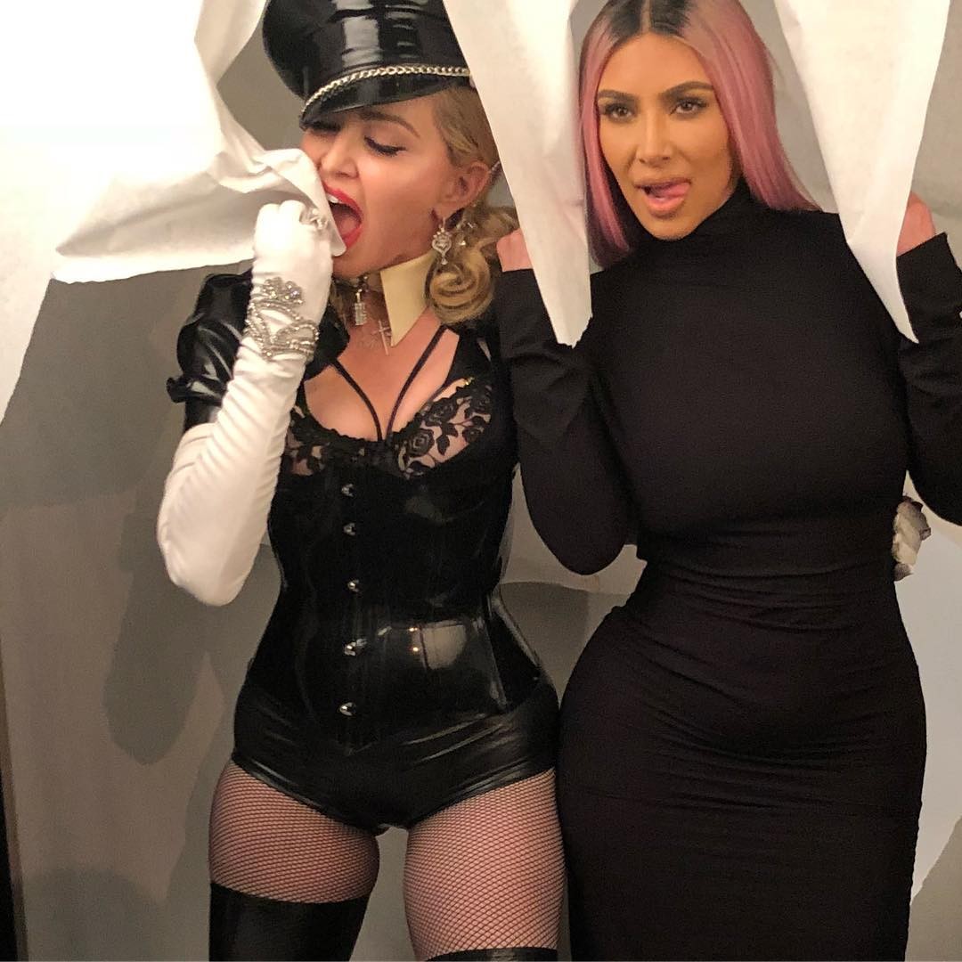 Облаченная в латексный корсет Мадонна поделилась фото с Ким Кардашьян и поразила своей стройностью 