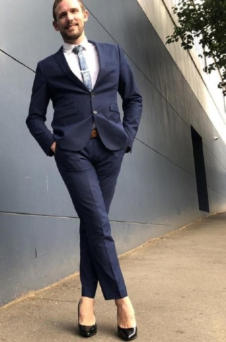 30-летний австралиец ходит на работу на каблуках (ВИДЕО)