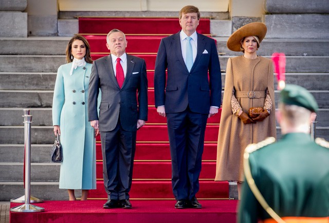 Королевы Максима и Рания представили стильные образы на встрече в Гааге (ФОТО)