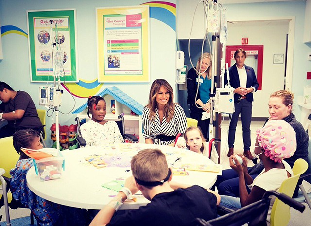 Мелания Трамп нанесла визит в детскую больницу Палм-бич перед Пасхой (ФОТО)