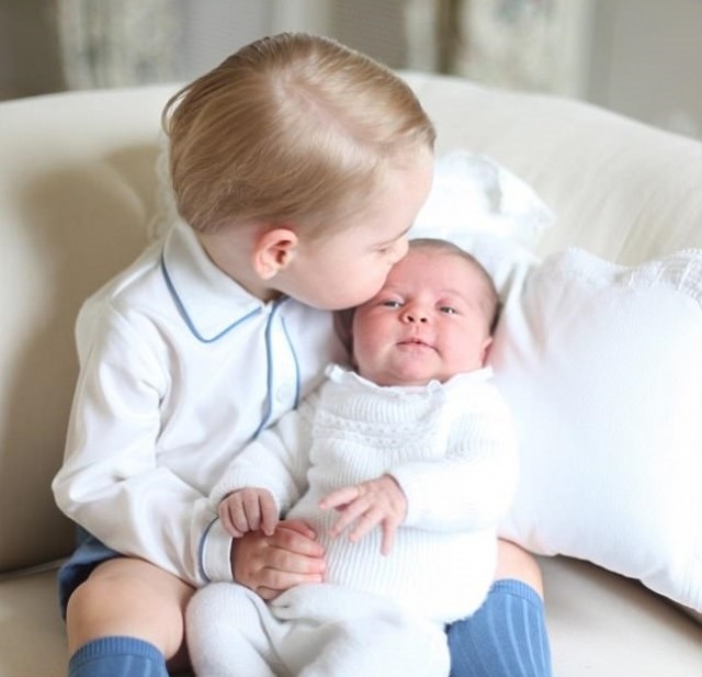 Принц Уильям и Кейт Миддлтон опубликовали первые официальные снимки принца Луи (ФОТО)