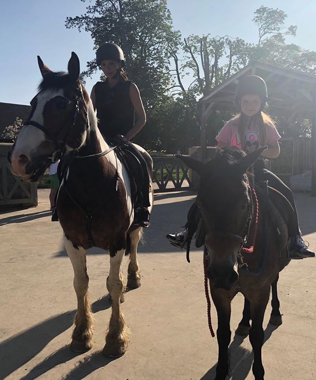 Еще один талант! 6-летняя Харпер Севен Бекхэм оседлала лошадь (ФОТО)