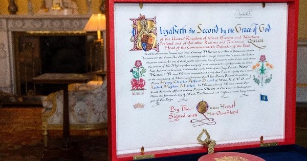 Букингемский дворец показал "согласие" Елизаветы II на брак принца Гарри