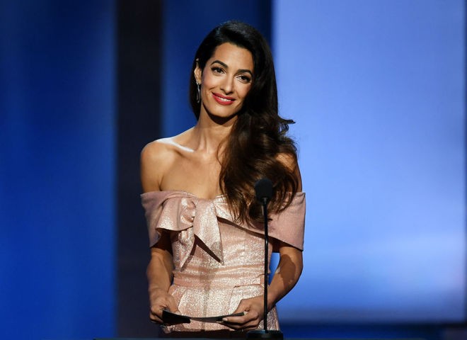 Образ дня: Амаль Клуни в ассиметричном платье от Prada (ФОТО)