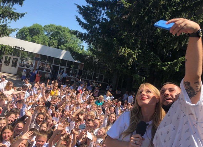Ольга Фреймут и MONATIK удивили учеников одной из киевских школ