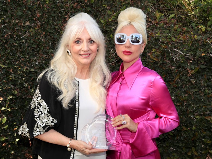 Леди Гага с мамой посетила благотворительную акцию в поддержку детей и искусства (ФОТО)