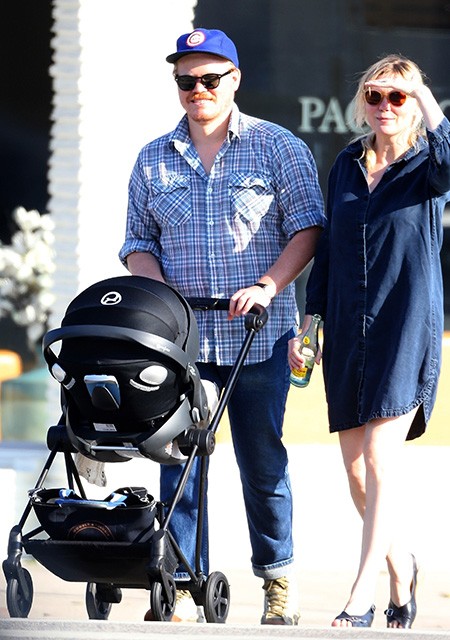 Кирстен Данст на прогулке с женихом и новорожденным сыном