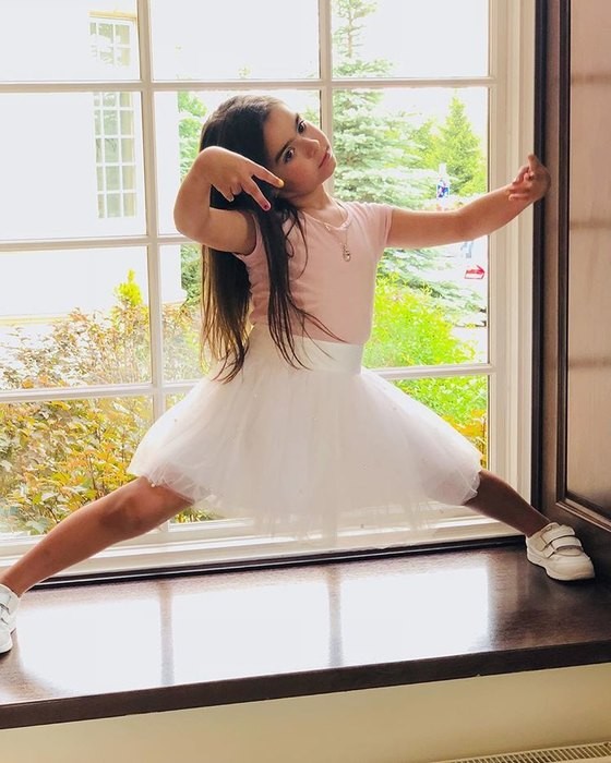 Ани Лорак показала модный маникюр семилетней дочки Сони (ФОТО)