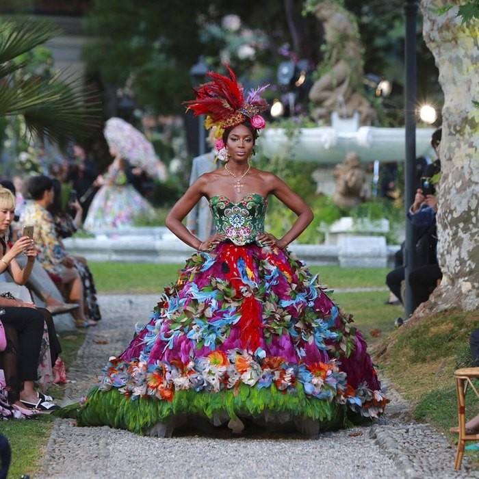 Мама Илона Маска вышла на подиум на показе Dolce & Gabbana Alta Moda (ФОТО)