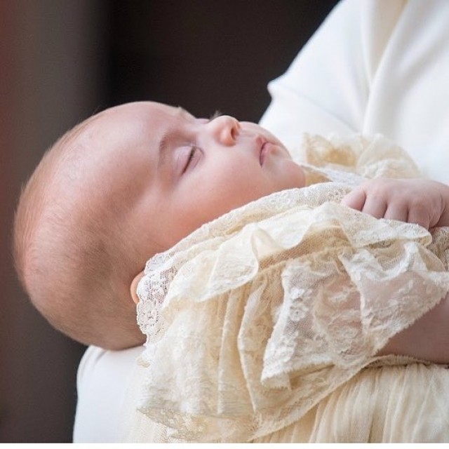Кейт Миддлтон и принц Уильям крестили принца Луи (ВИДЕО)
