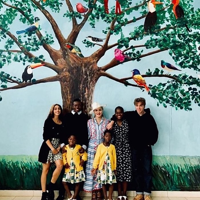 59-летняя Мадонна показала шестерых своих детей на фото из Малави