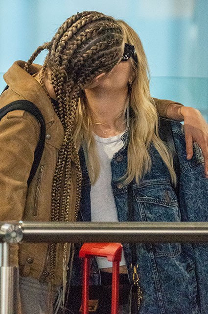 Папарацци застали Кару Делевинь и Эшли Бенсон за поцелуями в аэропорту Лондона 