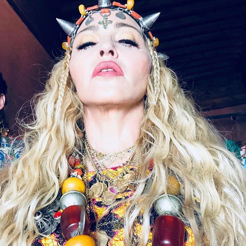 Дьявольски хороша: Мадонна отмечает 60-летие в Африке с «рогами» на голове (ФОТО)