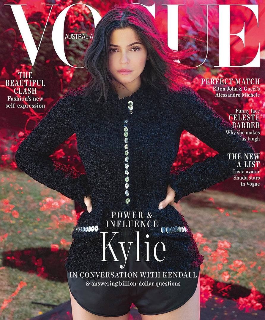 Кайли Дженнер сложно узнать на ее первой обложке Vogue из-за чрезмерной ретуши (ФОТО)