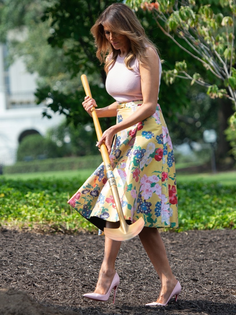 На шпильках и с лопатой: в сети высмеяли «садовый» аутфит Мелании Трамп (ФОТО)