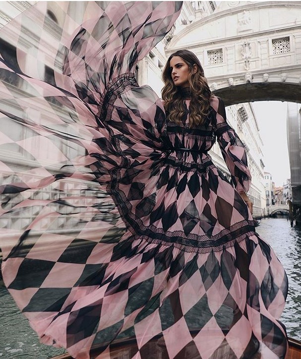 Изабель Гулар в фантастическом платье в Венеции (ФОТО)