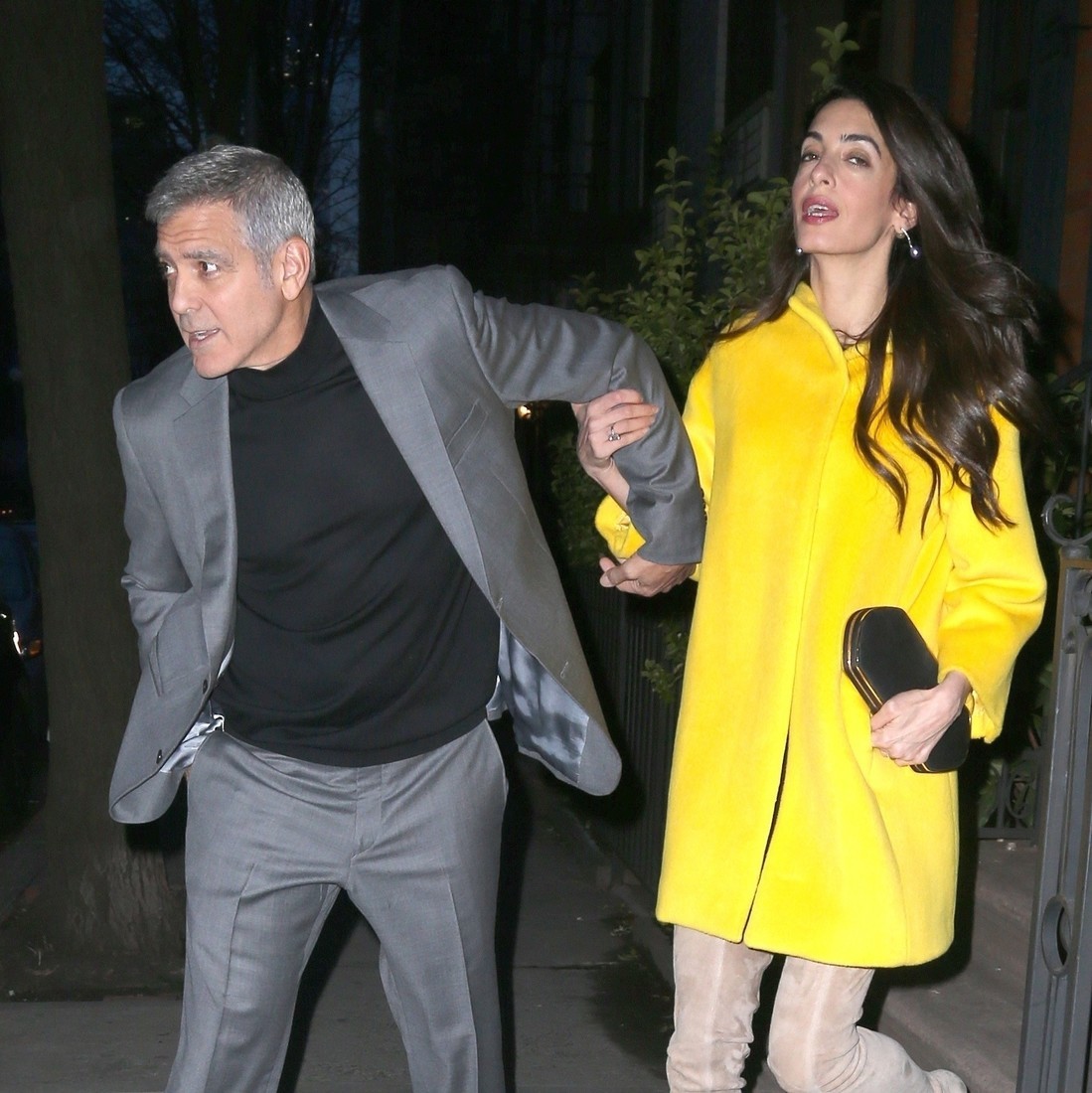 Амаль Клуни изводит Джорджа, контролируя чуть ли не каждый его шаг  