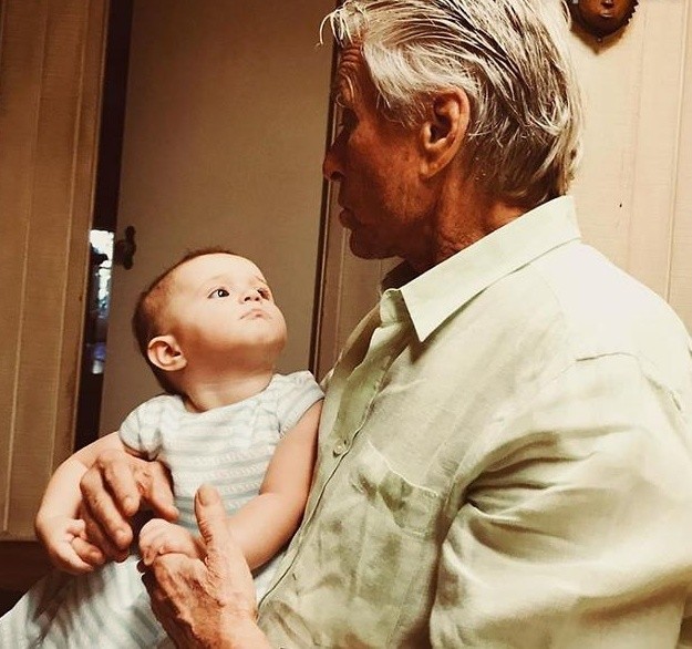В сети появилось трогательное фото Майкла Дугласа с крохотной внучкой