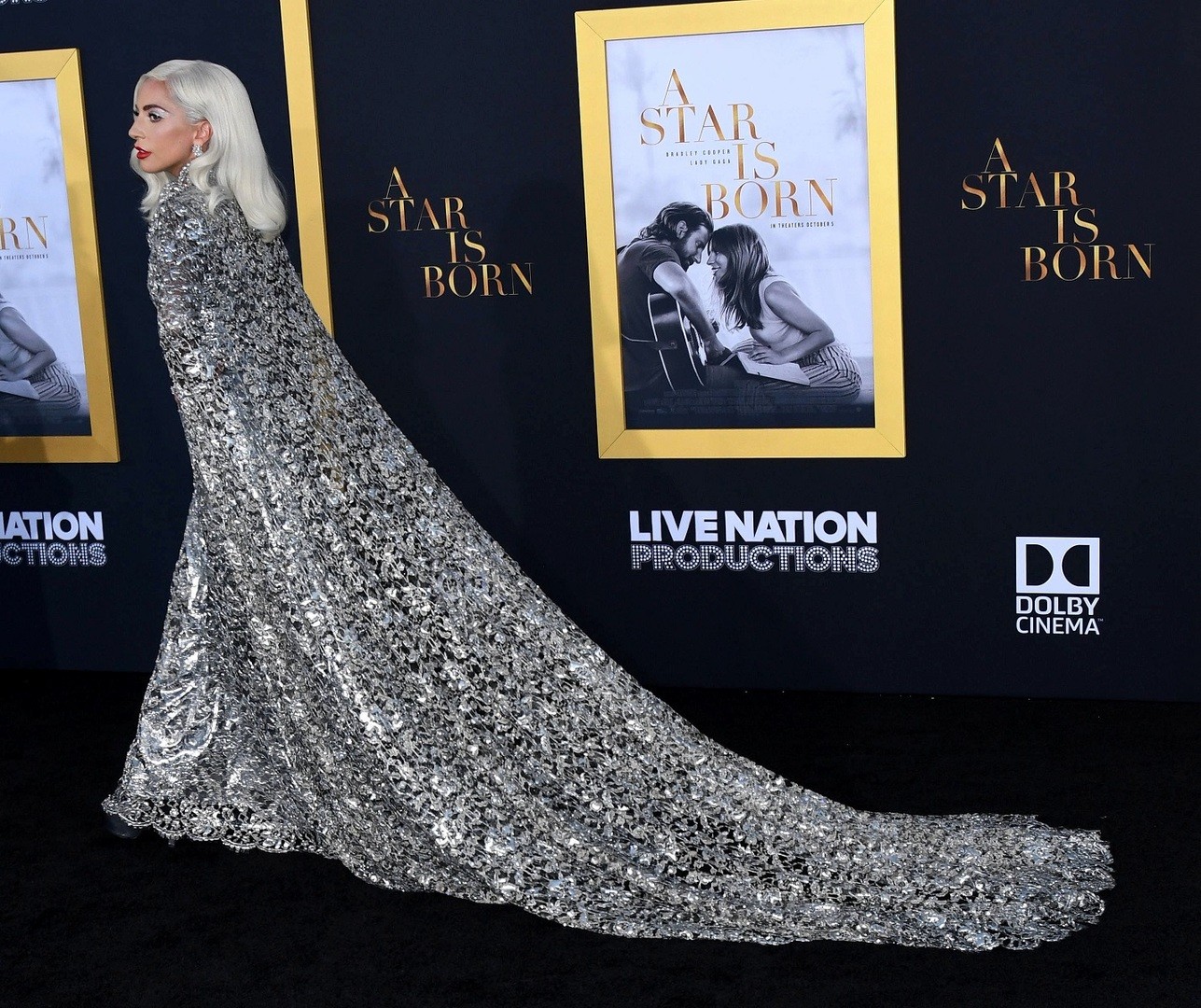 Леди Гага в роскошном серебряном платье-плаще Givenchy с гигантским шлейфом
