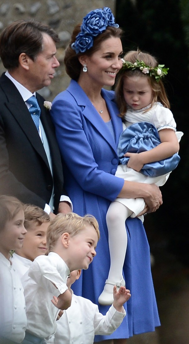 На свадьбе своей крестной принцесса Шарлотта была не в настроении, а вот принц Джордж веселился от души (ФОТО)