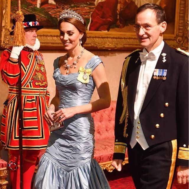 Хрупкая Кейт Миддлтон встретила короля Нидерландов в тиаре принцессы Дианы и платье Alexander McQueen