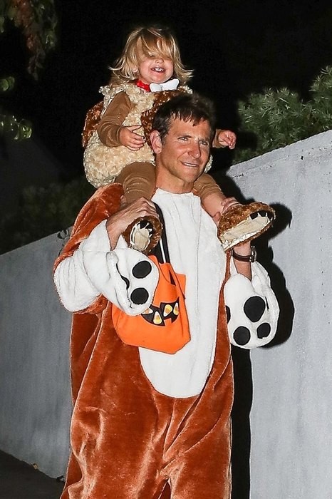 Брэдли Купер в костюме медведя отметил Хэллоуин с дочерью