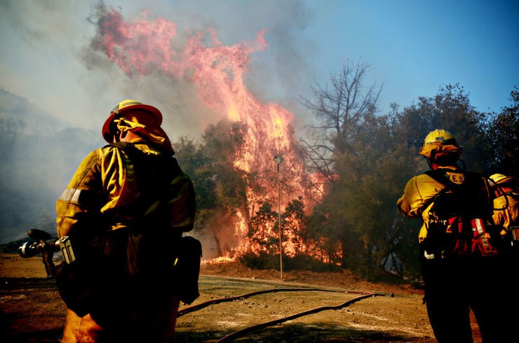 Канье Уэст и Сандра Баллок борются с пожаром-катастрофой в Калифорнии
