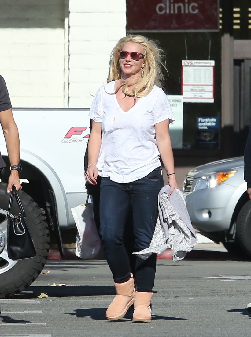 Бритни Спирс разгуливает по улицам в запятнанной одежде и с лохматыми волосами  