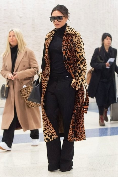 Как носить леопардовое пальто: образ Виктории Бекхэм, который легко повторить