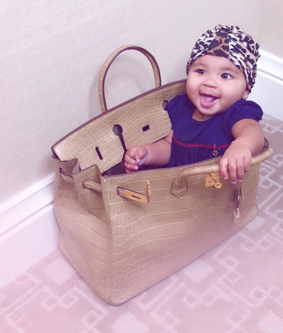 Хлое Кардашьян использует сумку Birkin за $60 000 в качестве манежа для дочери  