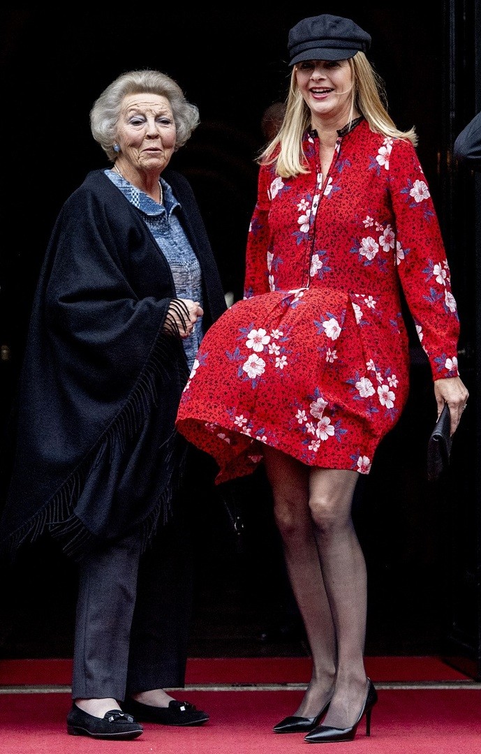  50-летняя графиня Оранская-Нассау вышла в свет в лихой кепке и красном коротком платье