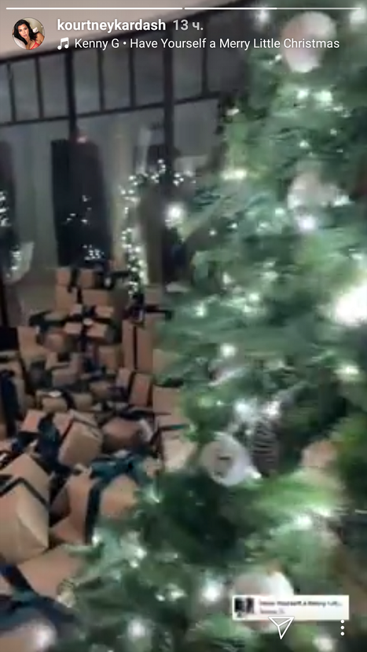 Кортни Кардашьян поразила фанатов количеством подарков под рождественской елкой  