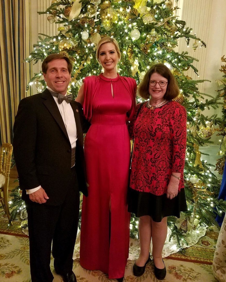 Шелк и жемчуг: Иванка Трамп в роскошном алом платье Prada на рауте в Белом доме