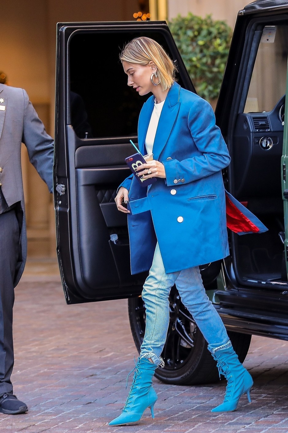 Хейли Болдуин показывает, с чем носить синий oversize пиджак