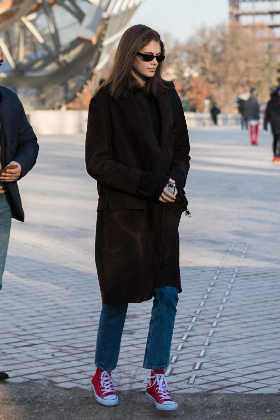 Кайя Гербер в пальто Prada и кроссовках Converse в Париже