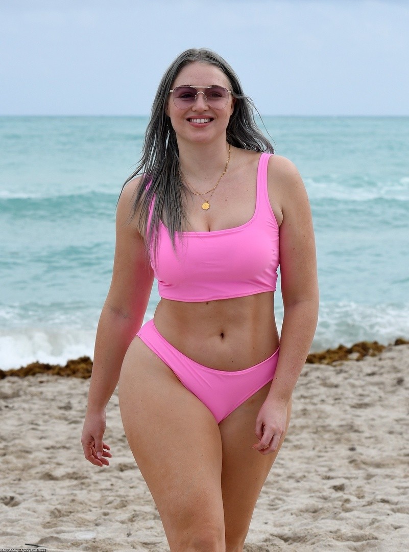 Plus-size-дива Искра Лоуренс показала неидеальную фигуру на пляже в Майами