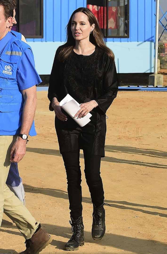 Анджелина Джоли упаковалась в total black на жаре в Бангладеш