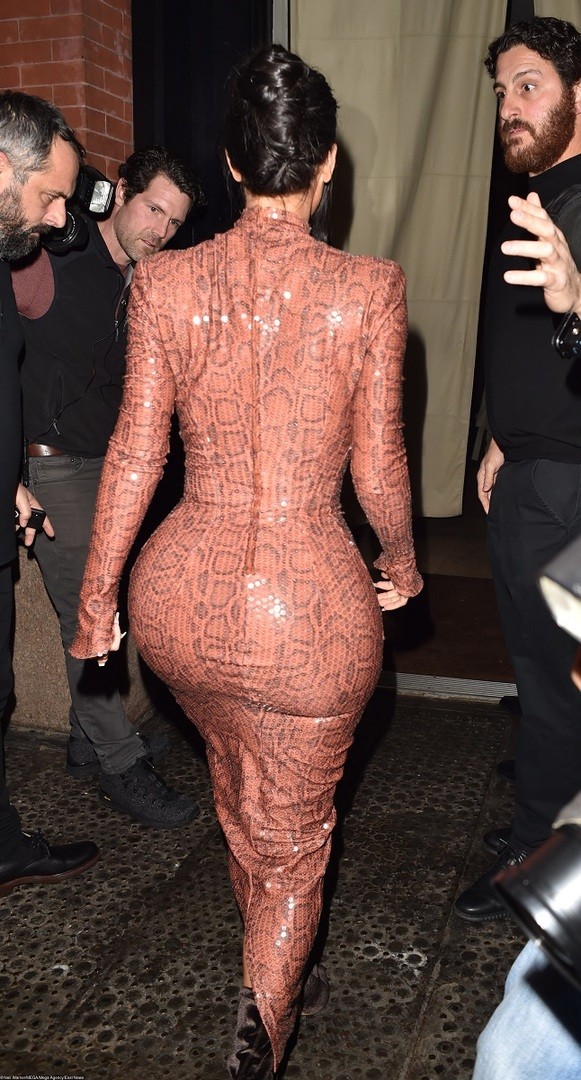 Ким Кардашьян пришла на ТВ в трещащем по швам «змеином» платье Mugler с тысячами пайеток