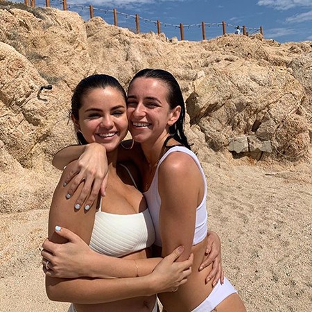 Селена Гомес и ее подруги устроили девичник на пляже