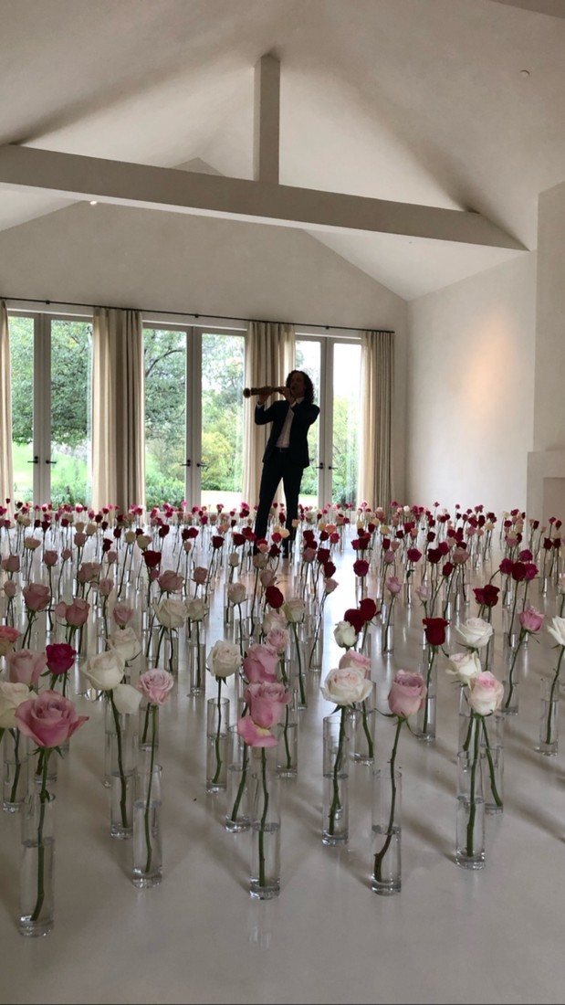 Канье Уэст организовал для Ким миллион роз в гостиной и саксофониста-легенду  