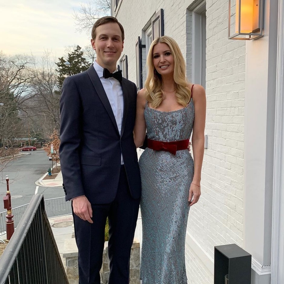 Иванка Трамп в сверкающем платье и с голливудской укладкой на свидании с мужем